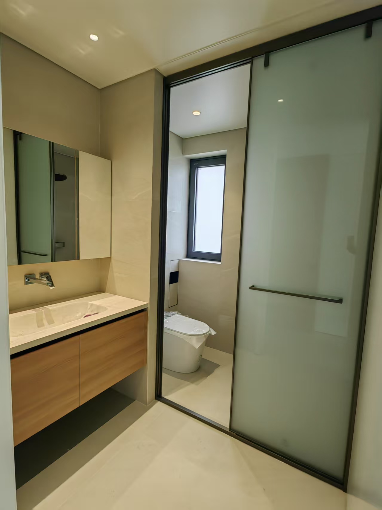 Weihai Bayfront Residence — wood vanity with frosted-glass partition