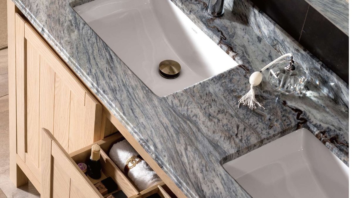 Drawer storage in a floor-standing bathroom vanity