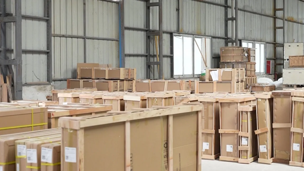 Export packaging built around an artificial stone bathtub