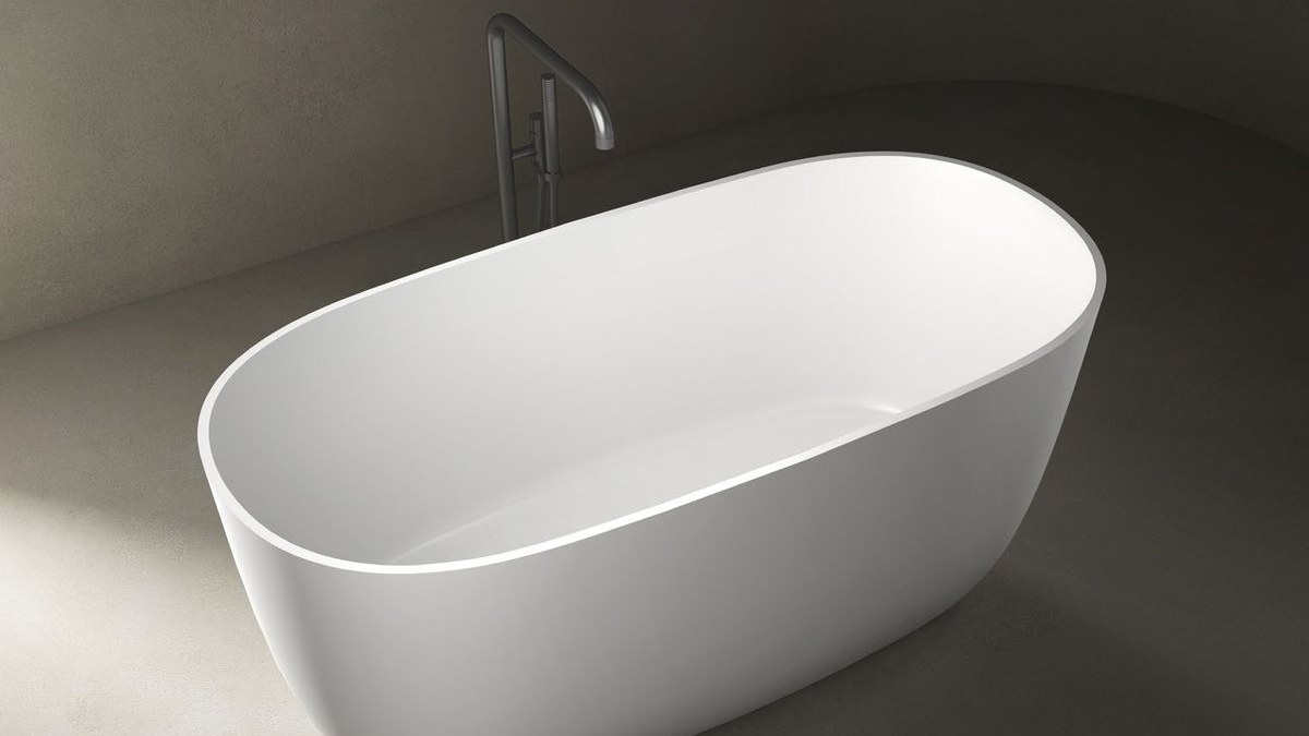 A compact freestanding soaking bathtub