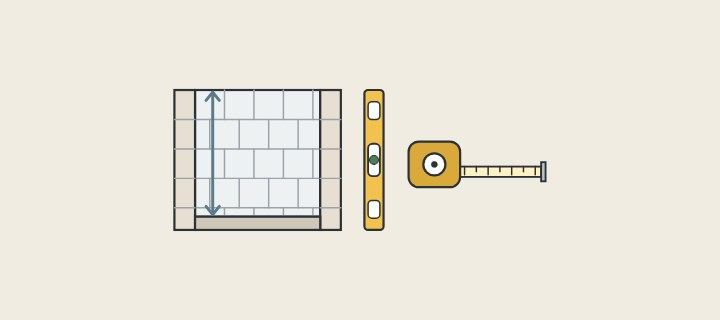 Illustration: a tiled shower opening with a height line beside a spirit level and a tape measure
