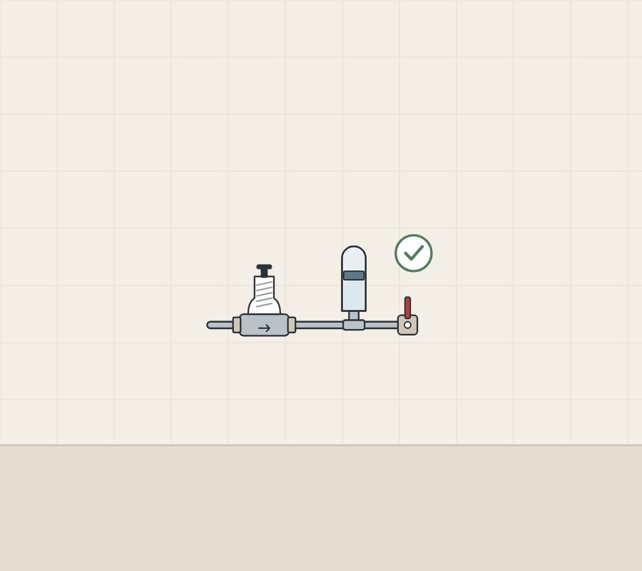 Illustration of a pipe with a reducing valve near its start and an arrester near a closed valve, with a tick