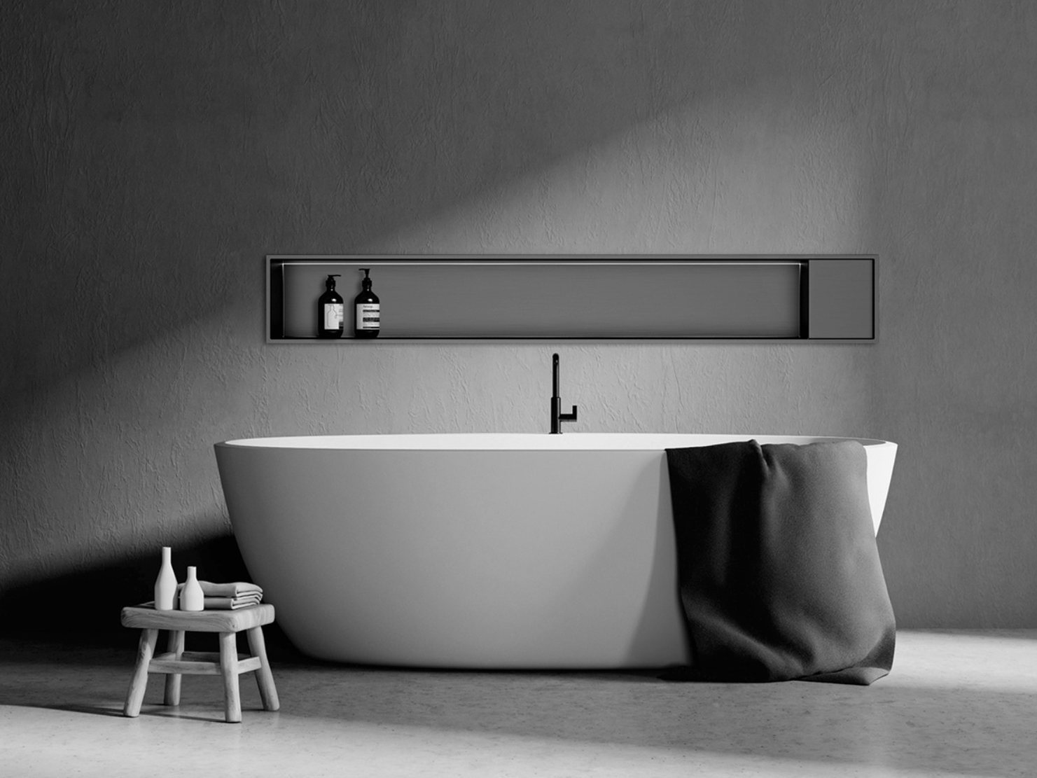 Horizontal recessed niche running above a freestanding bath