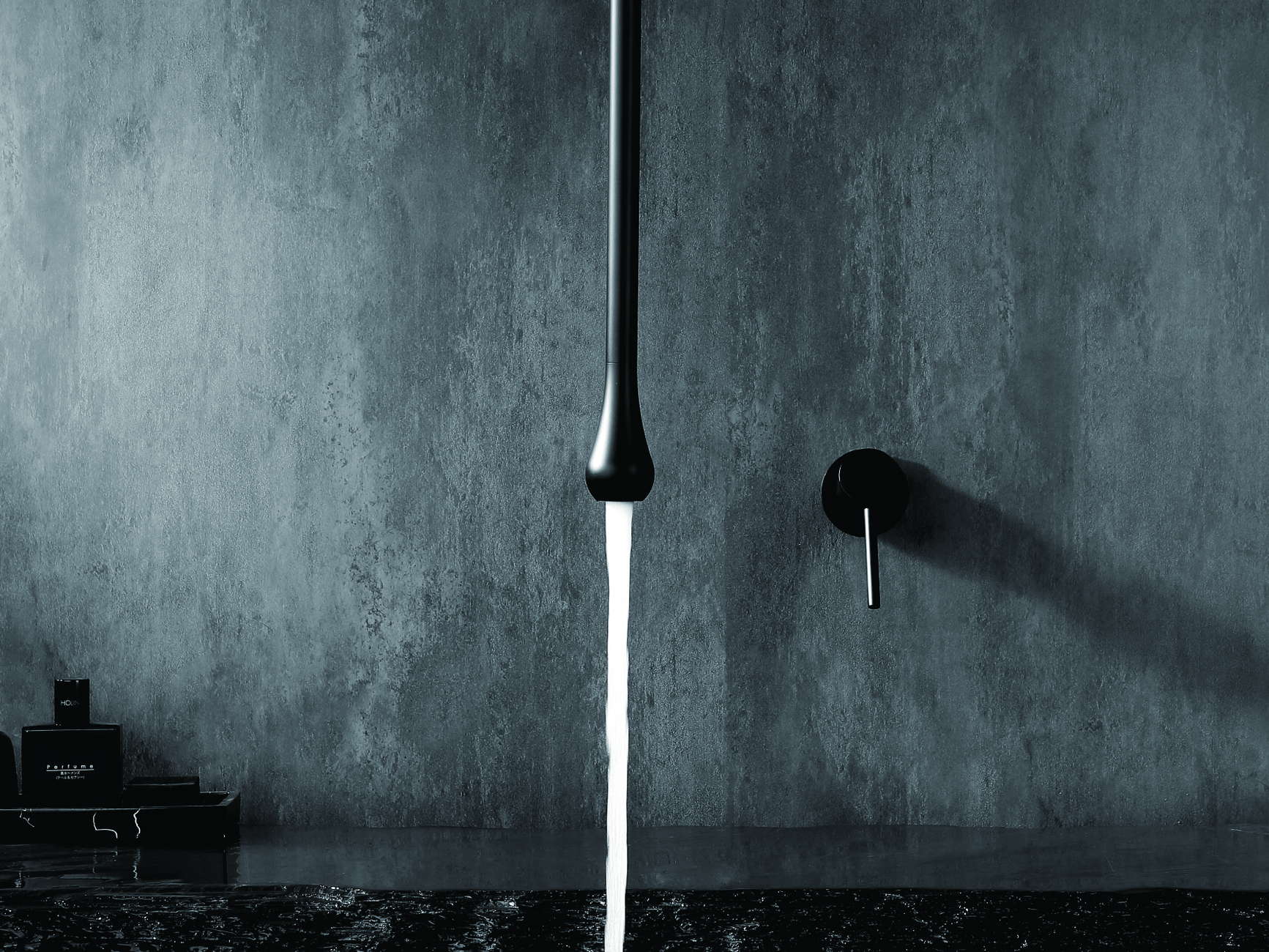 Wall outlet delivering a controlled water column in a shower area