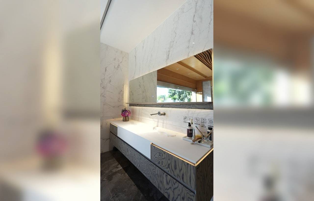Floating bathroom vanity in a compact modern bathroom