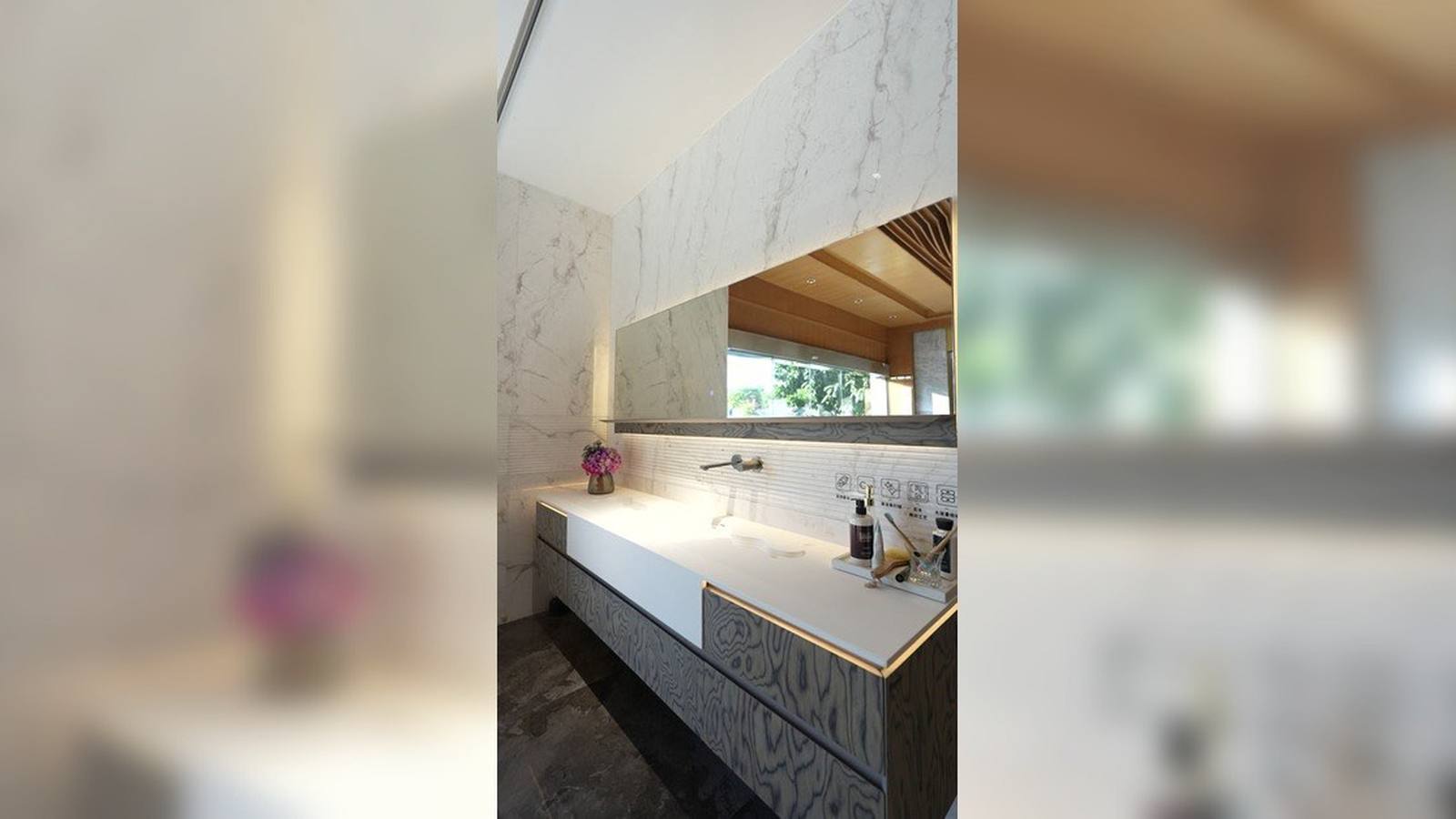 Protected wall-mounted bathroom vanities prepared for export coordination
