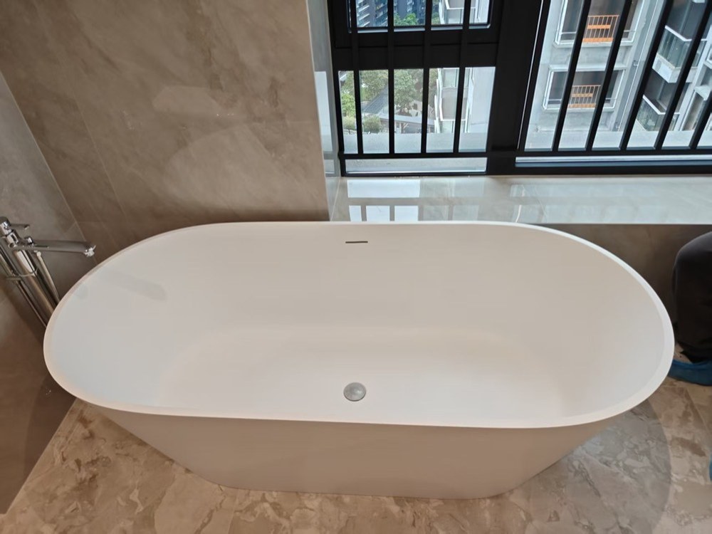 Freestanding solid surface bathtub
